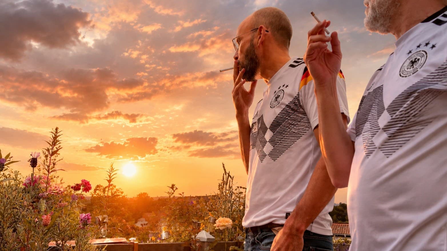 Sean Kollak und Freund Jogy auf dem Balkon beim Sonnenuntergang in DFB-Trikots, letzte Zigarette – dann hat die Seele Ruhe